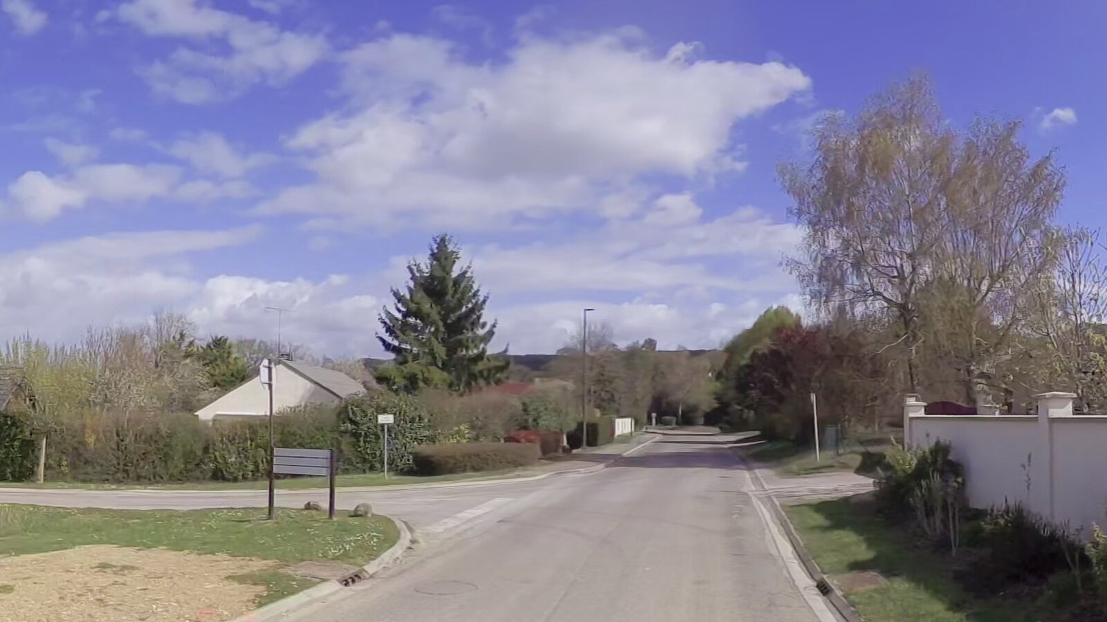 Vue de rue à Macey — mars 2026
