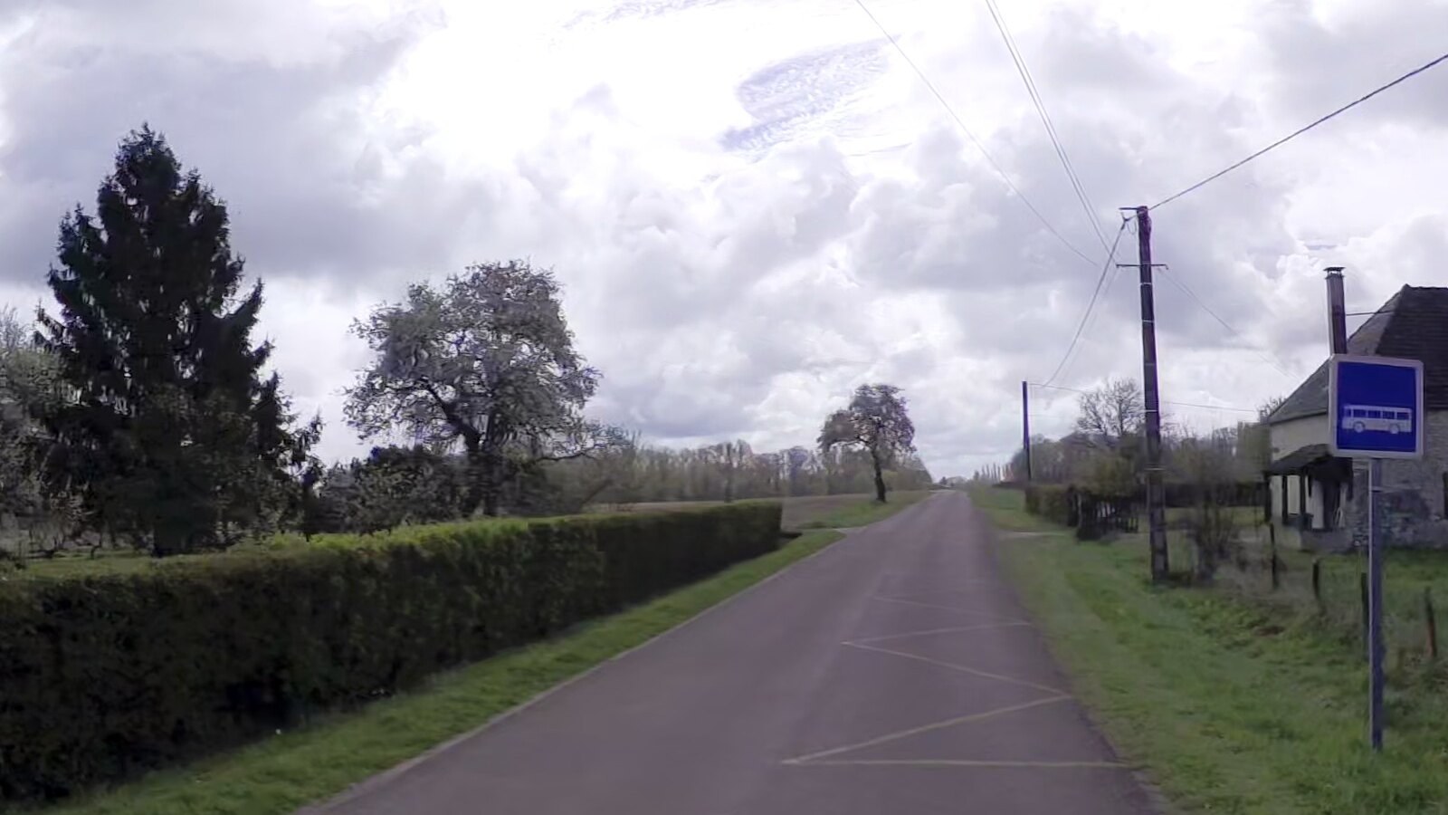 Vue de rue à Ervy-le-Châtel — mars 2026