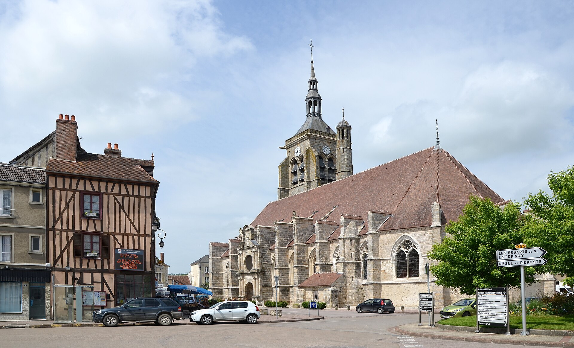 Place principale de Villenauxe-la-Grande, Aube, France