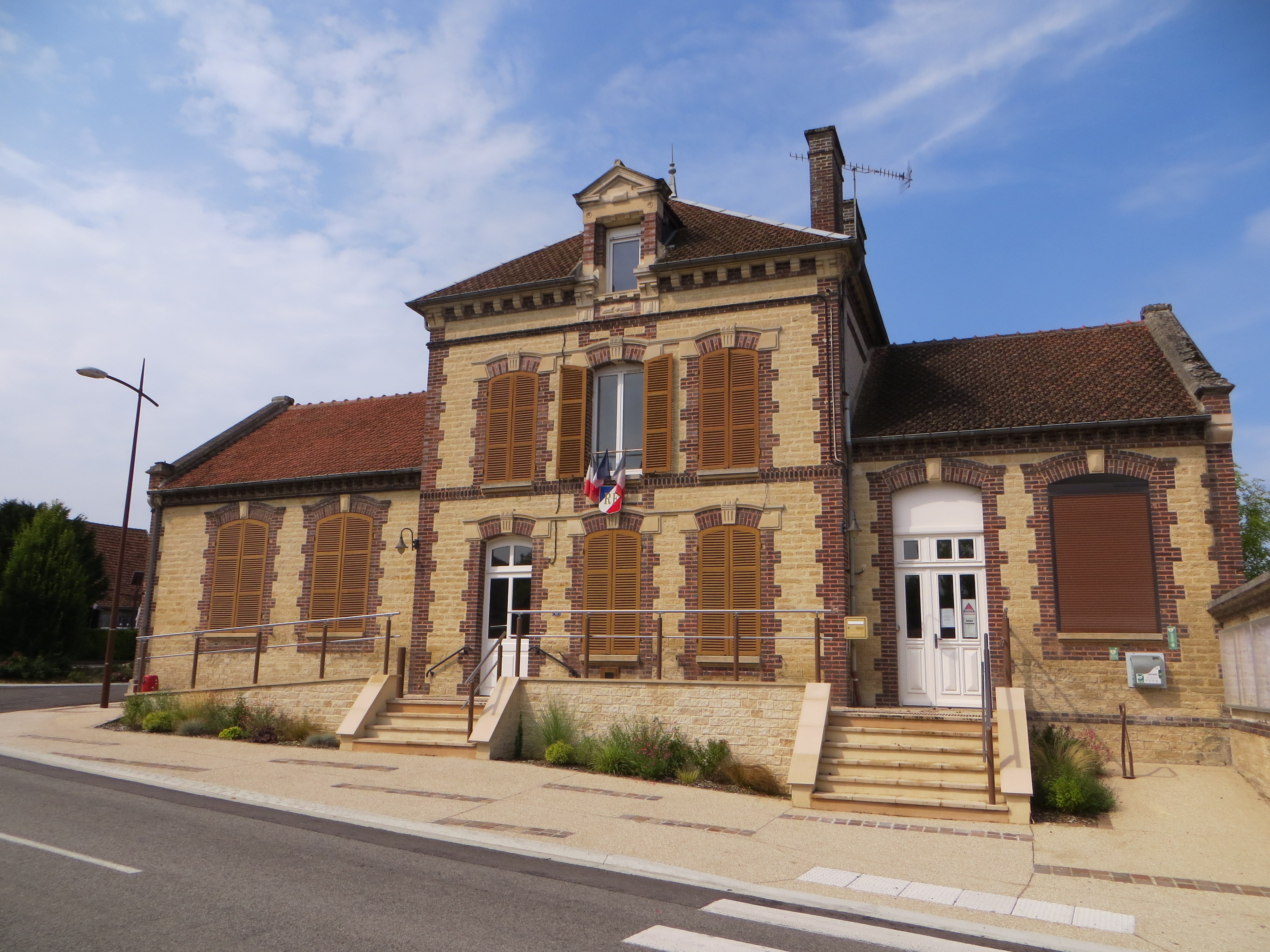 La mairie de Longueville-sur-Aube, l’un des deux villages que traverse la déviation de la RD 56 (photo prise en août 2025).