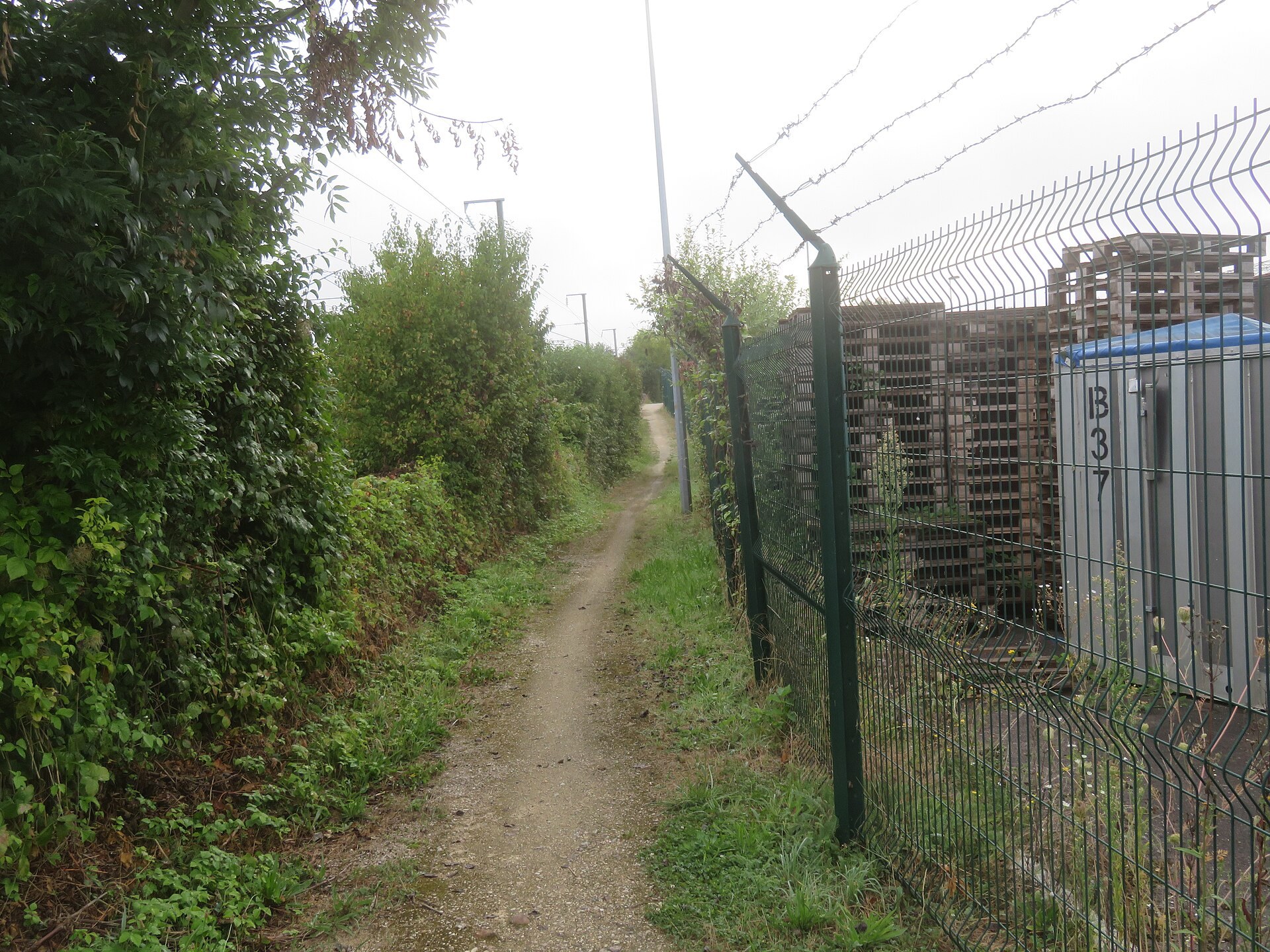 Chemin le long de la plate-forme trimodale de Nogent-sur-Seine