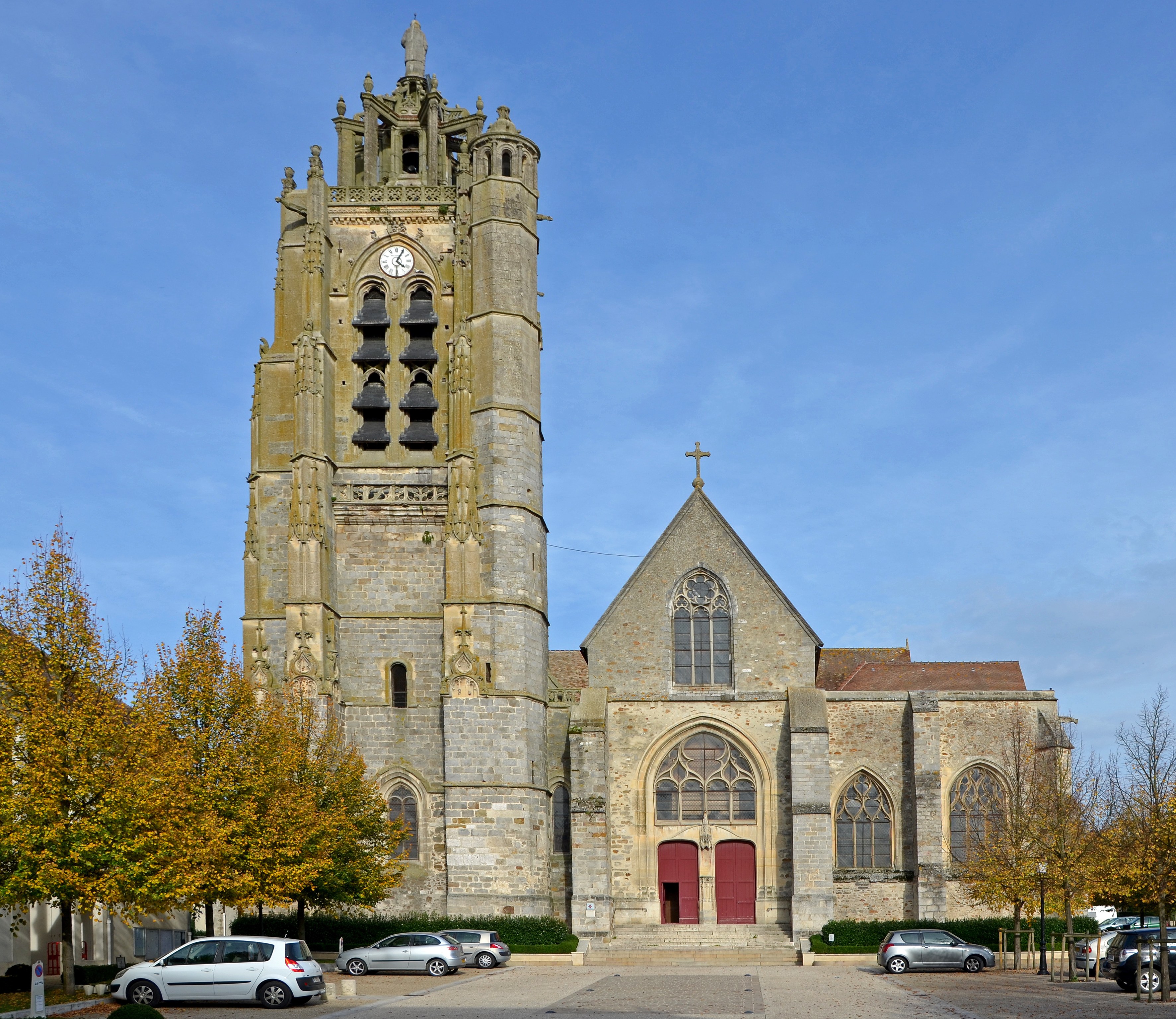 L'église Saint-Laurent, place de l'Église à Nogent-sur-Seine, où s'installent le village agricole et la scène du concert de la foire.