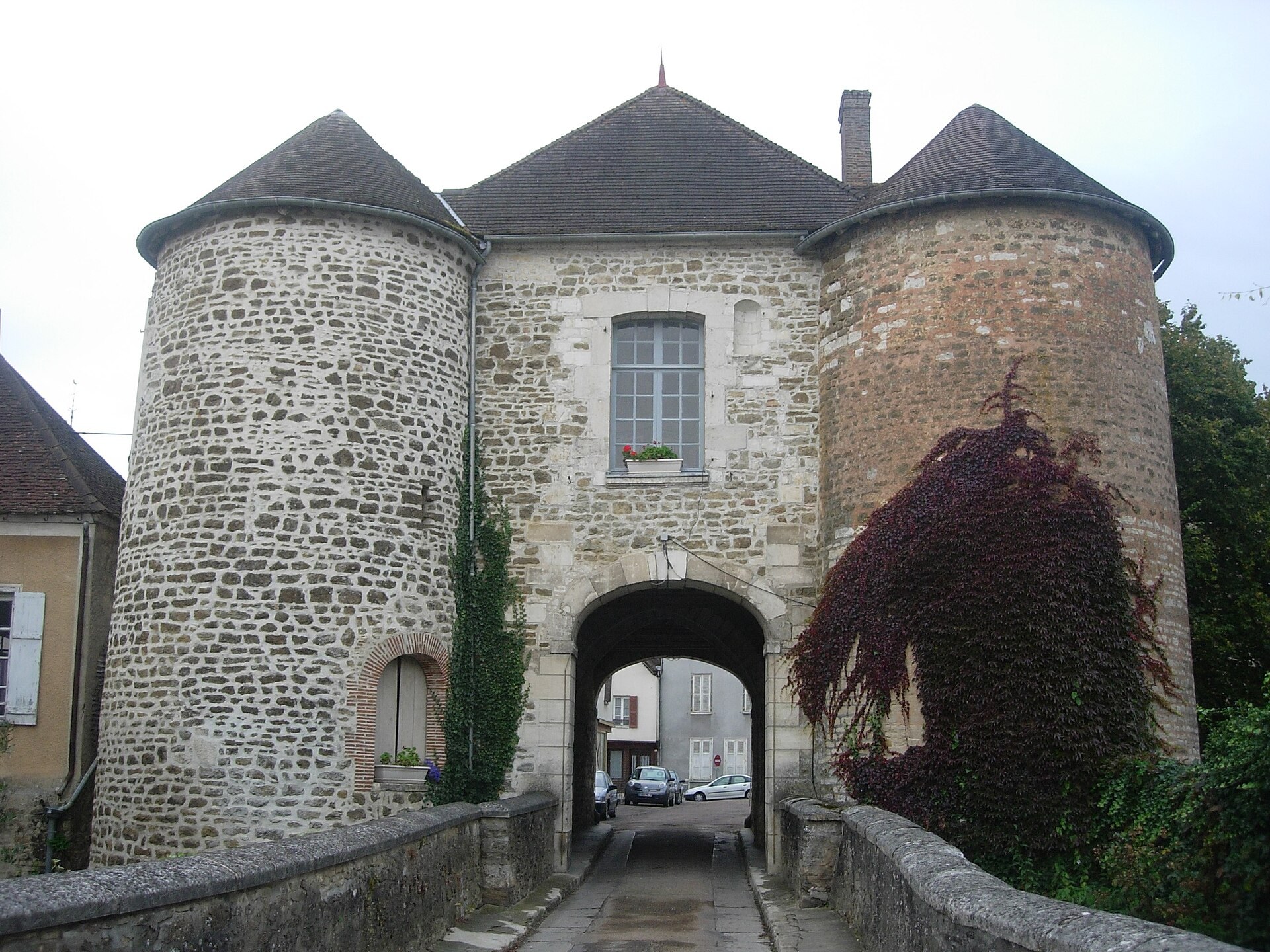 Ervy le Châtel Porte Saint Nicolas — Ervy-le-Châtel