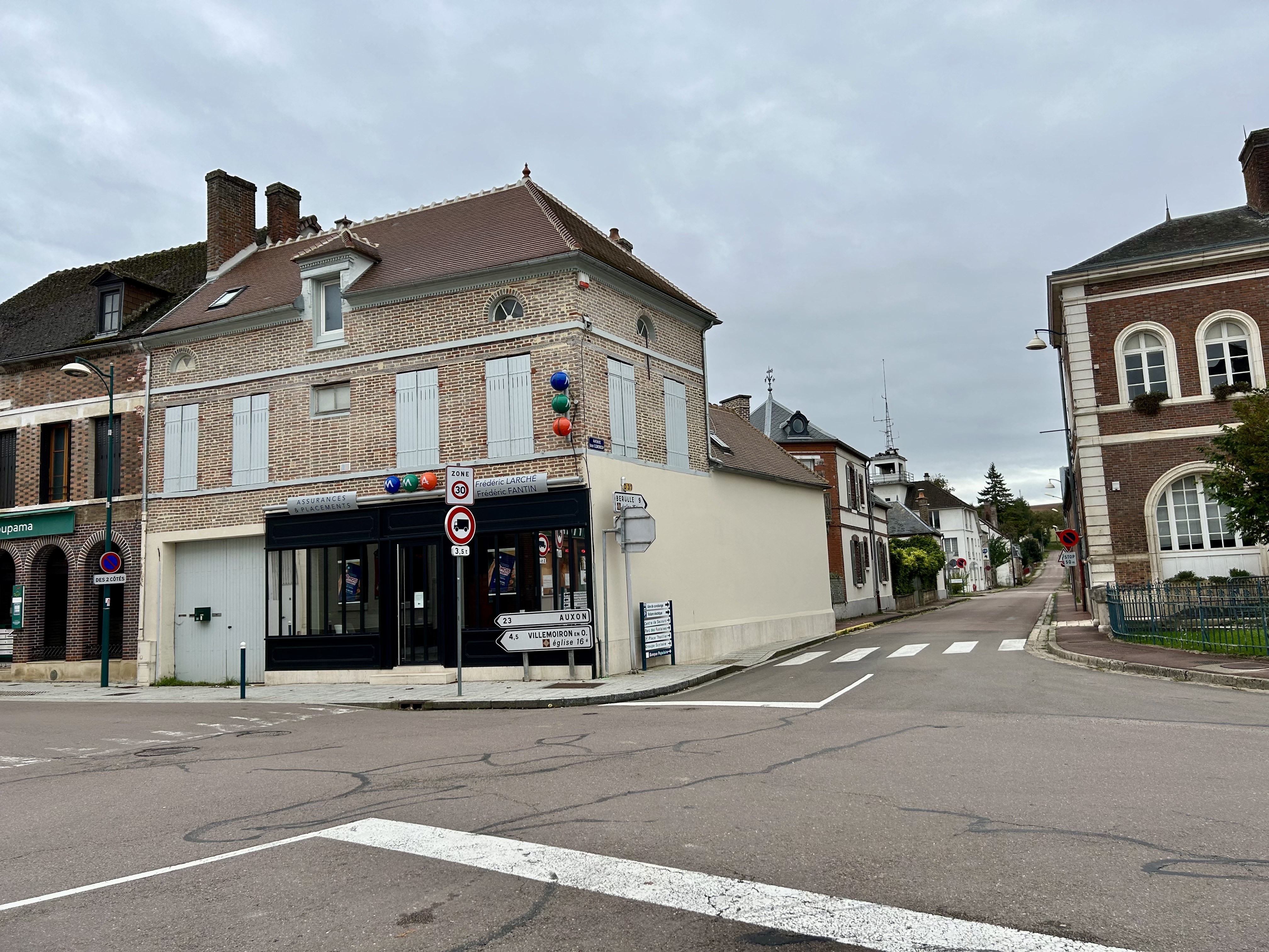 Aix-Villemaur-Pâlis, avenue Georges-Clémenceau, en octobre 2024. La Maison des 1 000 jours y tient ses lundis et ses jeudis, rue Georges-Renaudot.