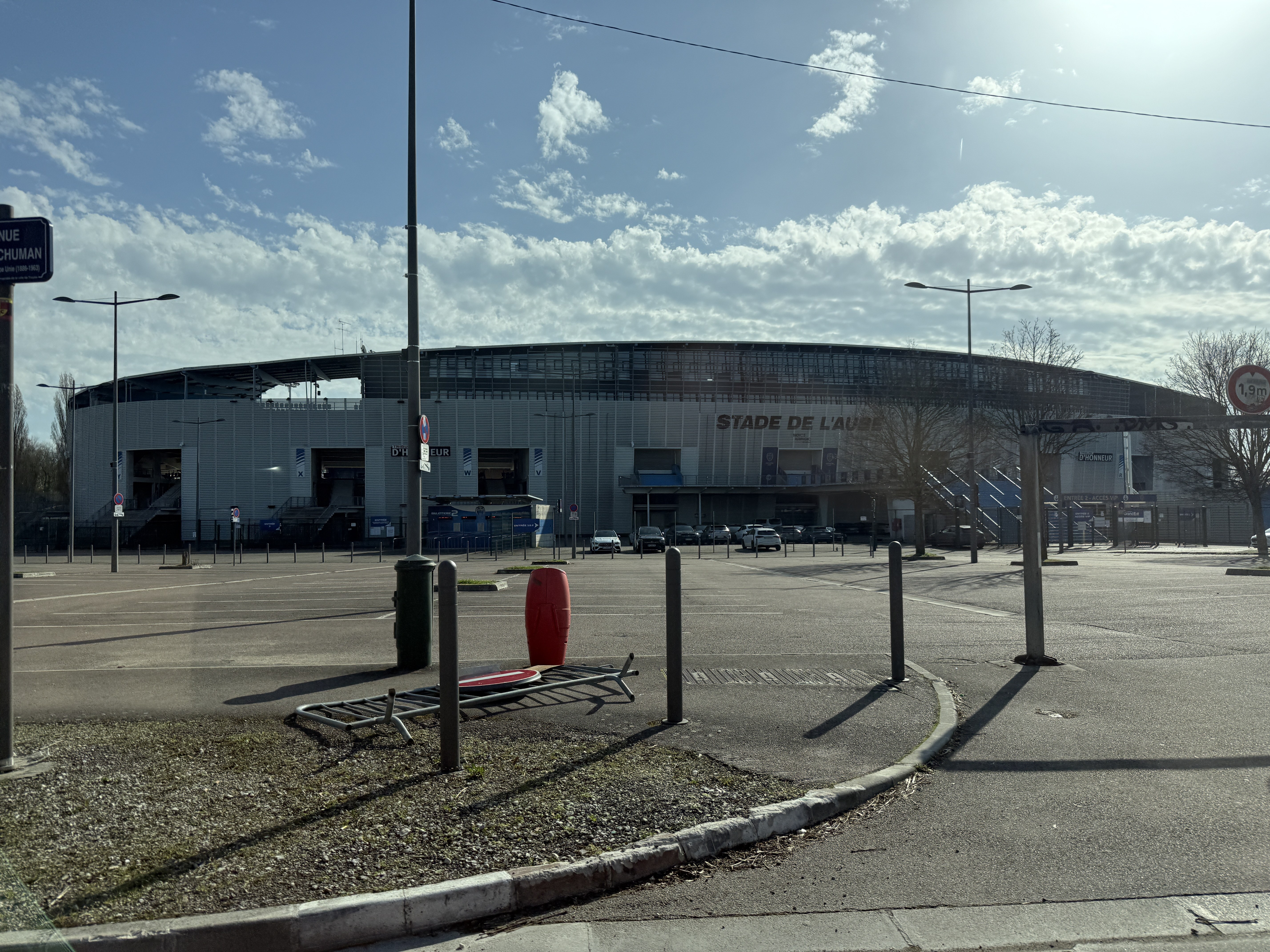 Le Stade de l'Aube, avenue Robert-Schumann à Troyes, côté parvis, en février 2026.