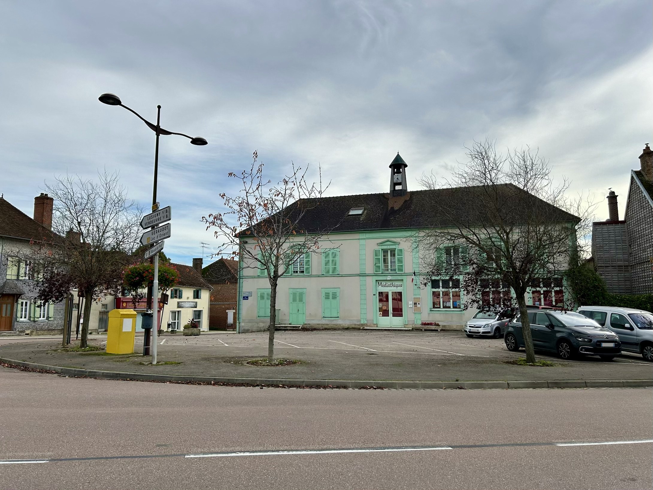 La médiathèque de Piney, place Adolphe-Broquin (photo d'octobre 2024).