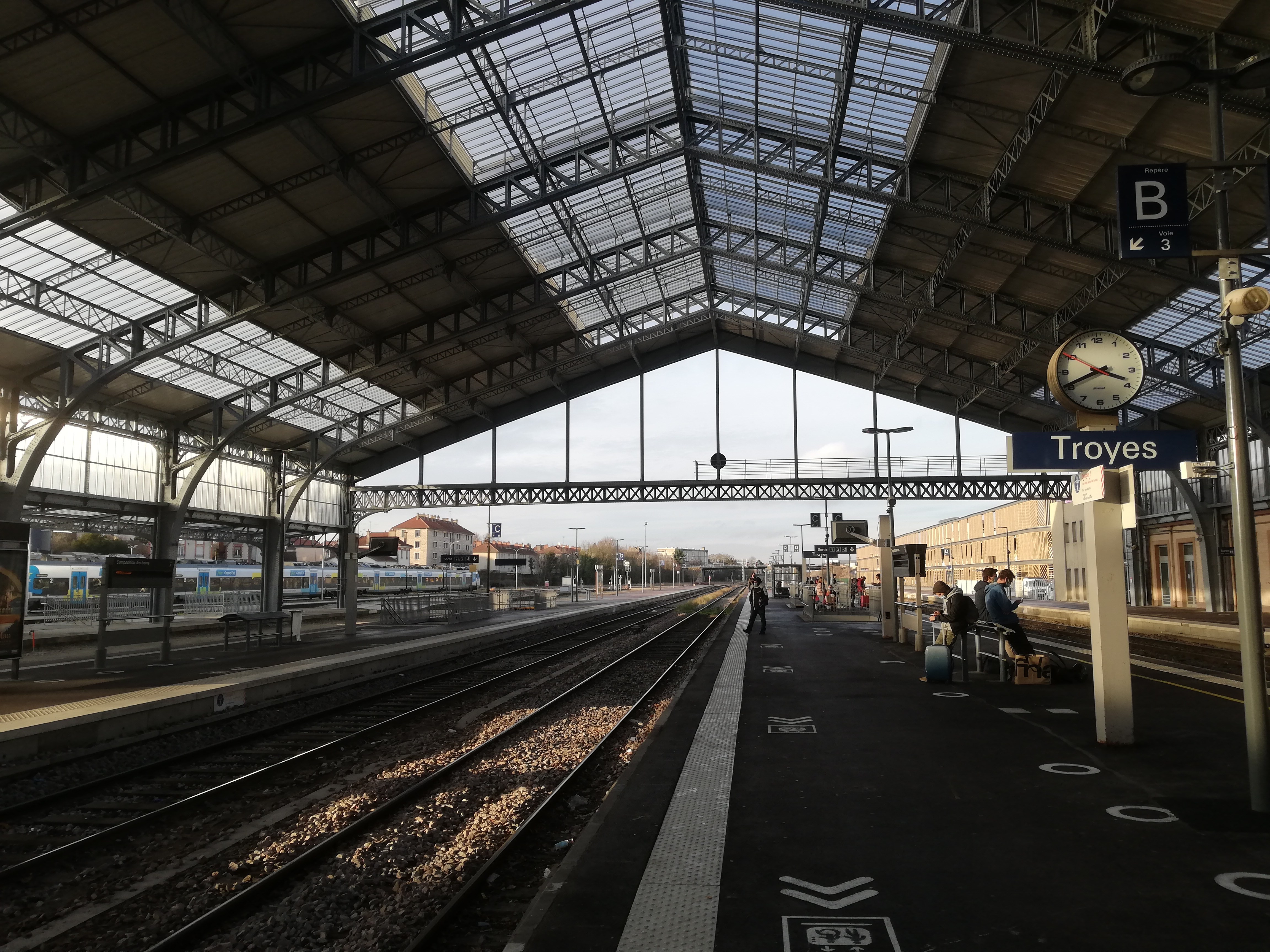 Les quais de la gare de Troyes, côté Paris, sous la marquise rénovée.