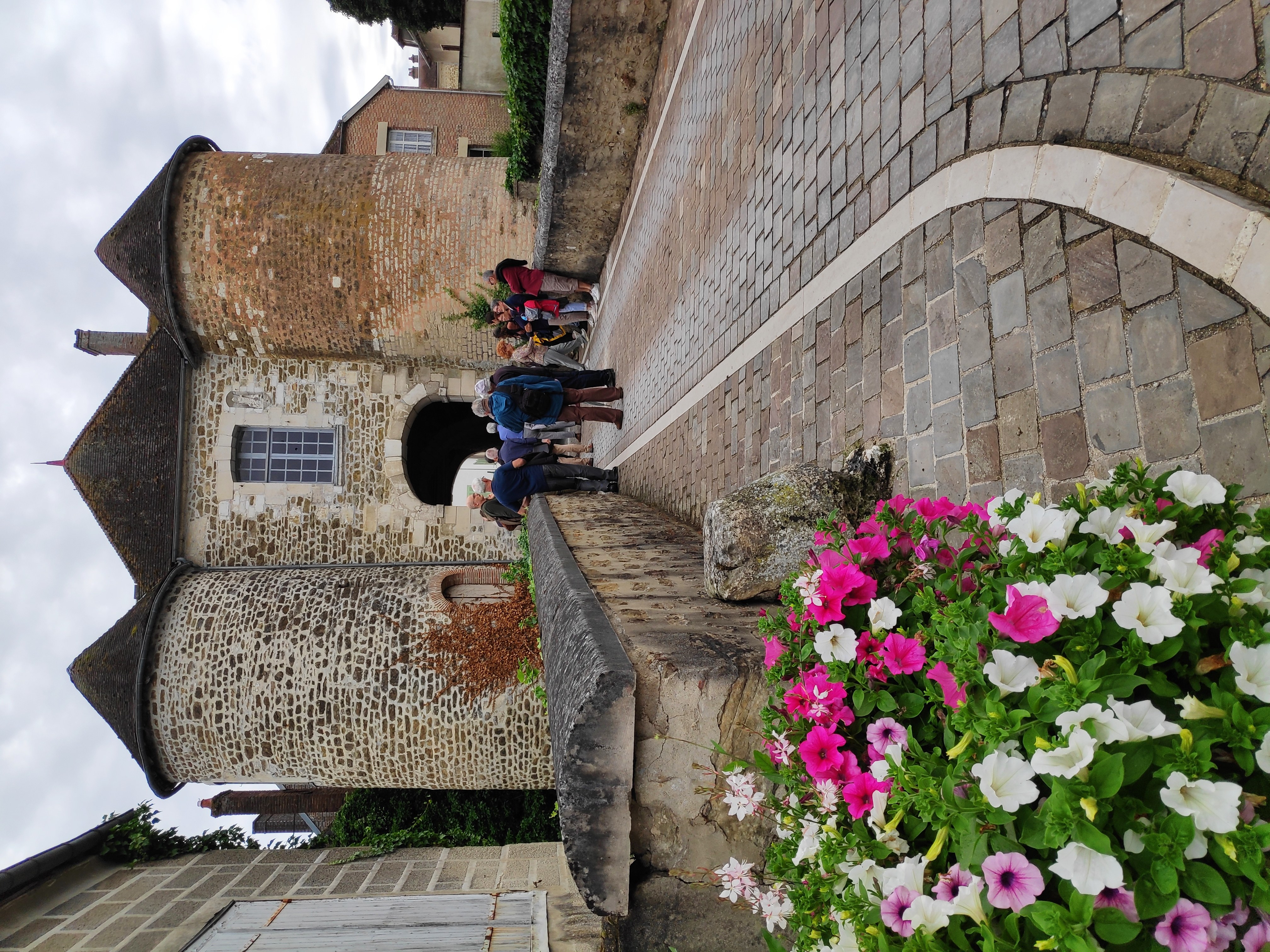 La porte médiévale d’Ervy-le-Châtel. Vue de la commune, pas de la déchèterie (photo prise en juillet 2021).