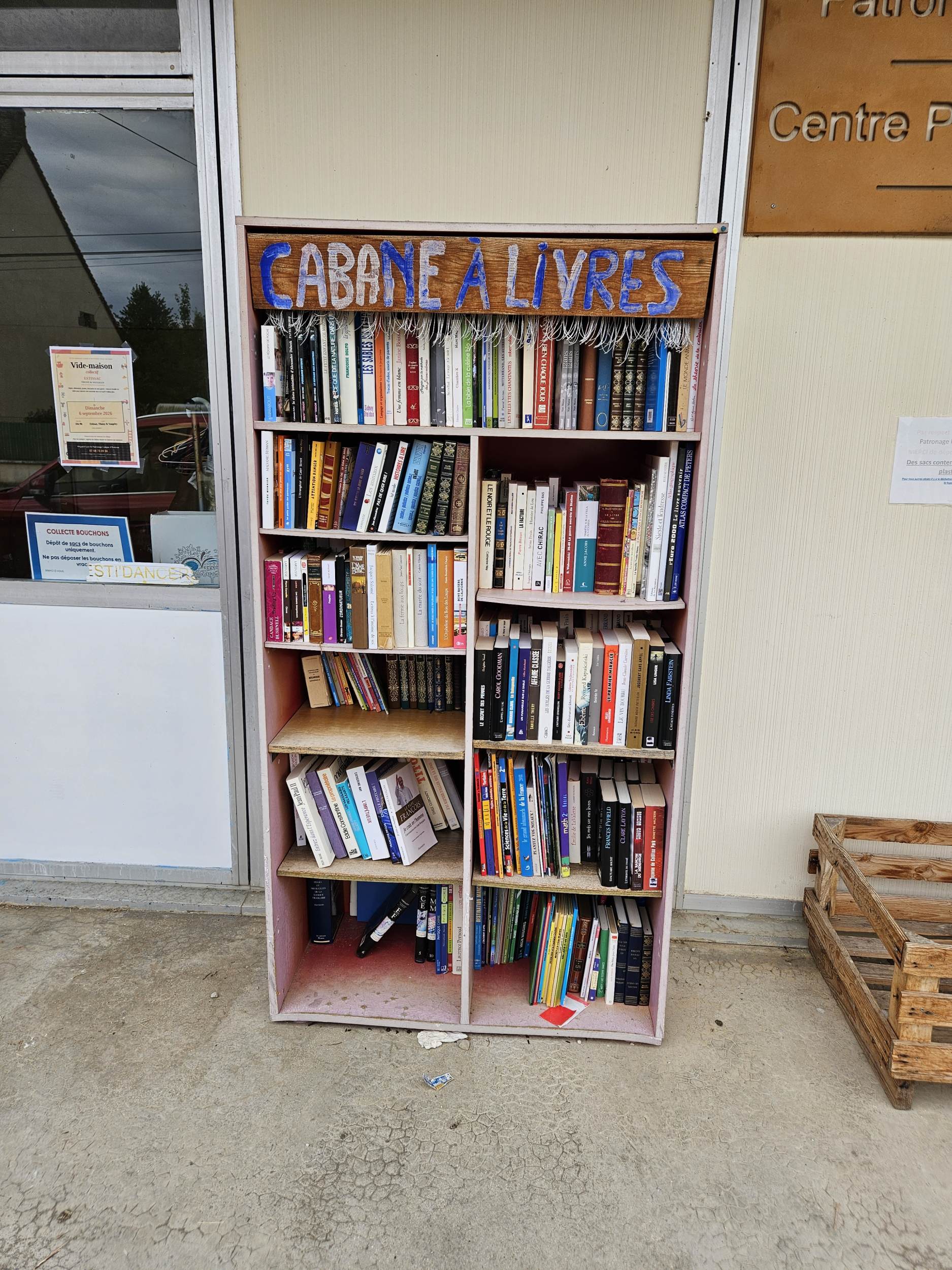 Estissac, Rue Pierre Brossolette, boîte à livres