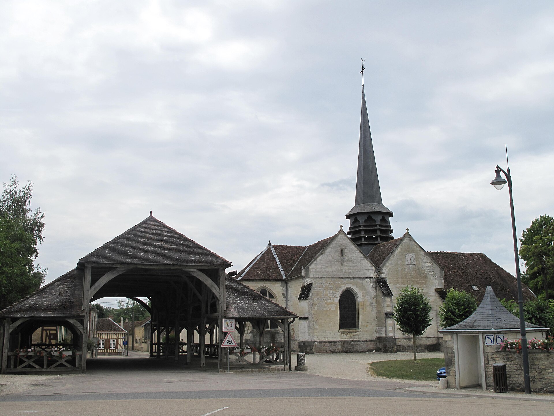 Eglise & halle de Lesmont