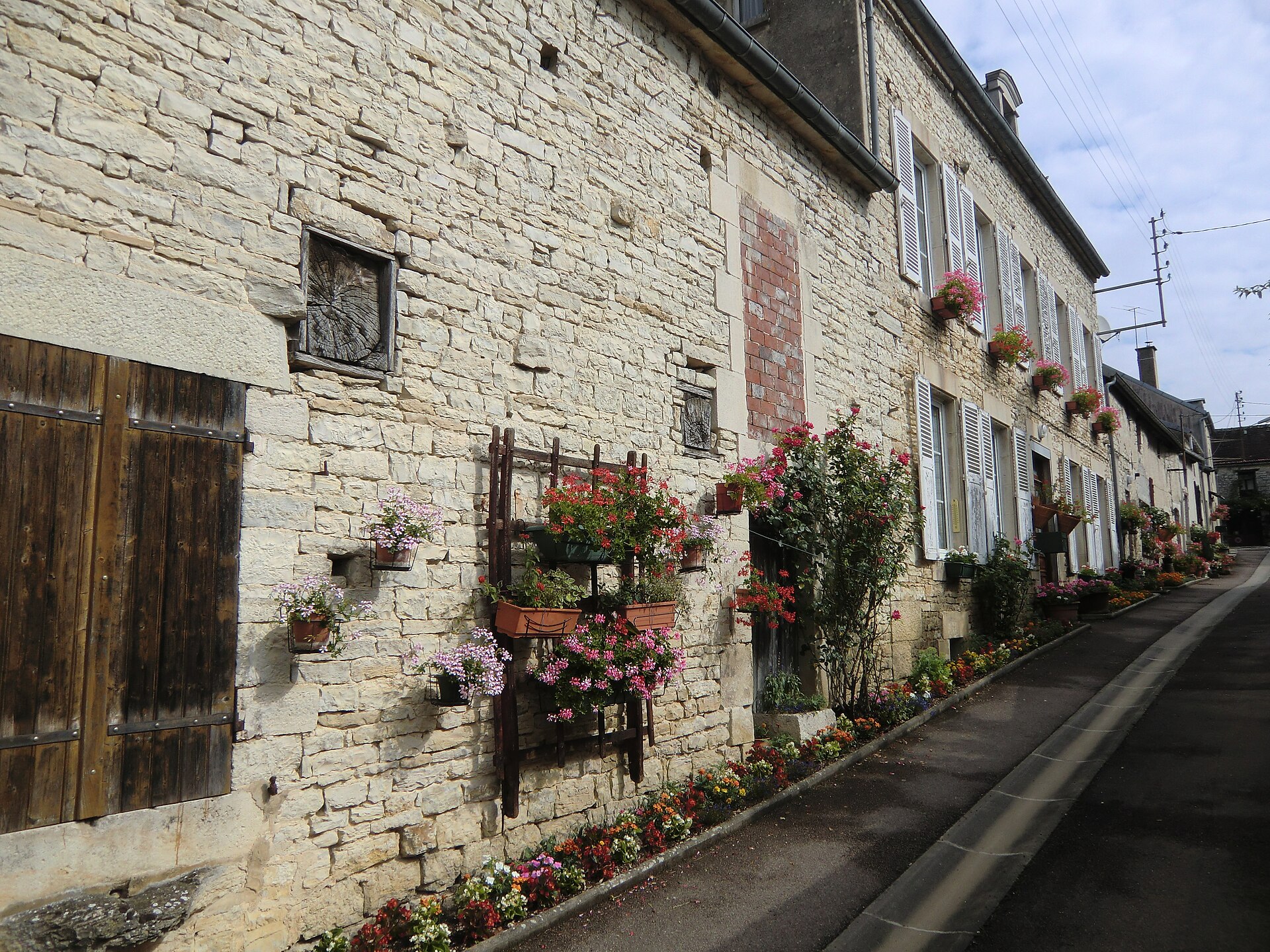Loches-sur-Ource La rue Quinton