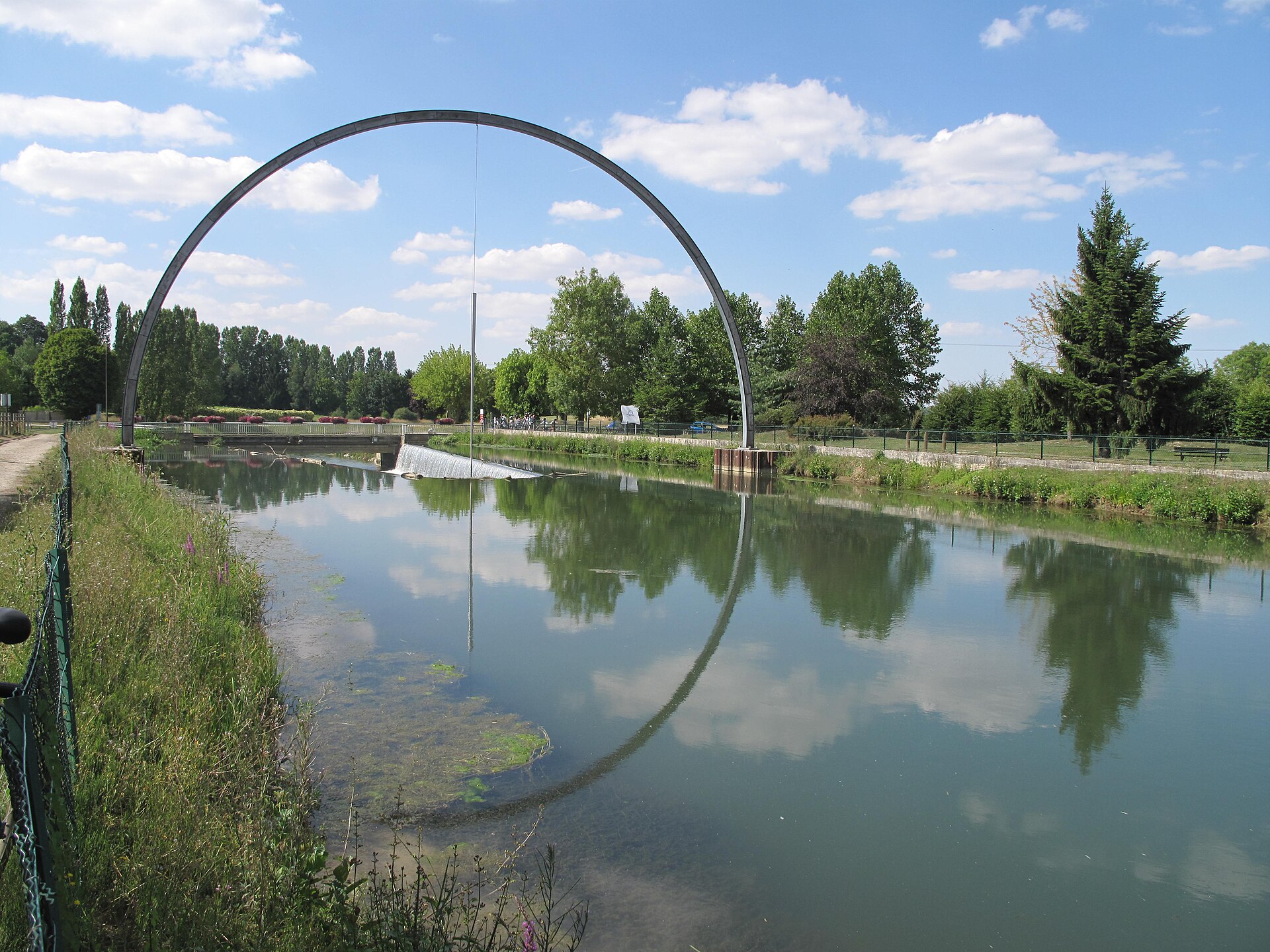 Canal de restitution du lac de la foret d'Orient à l'Aube NW