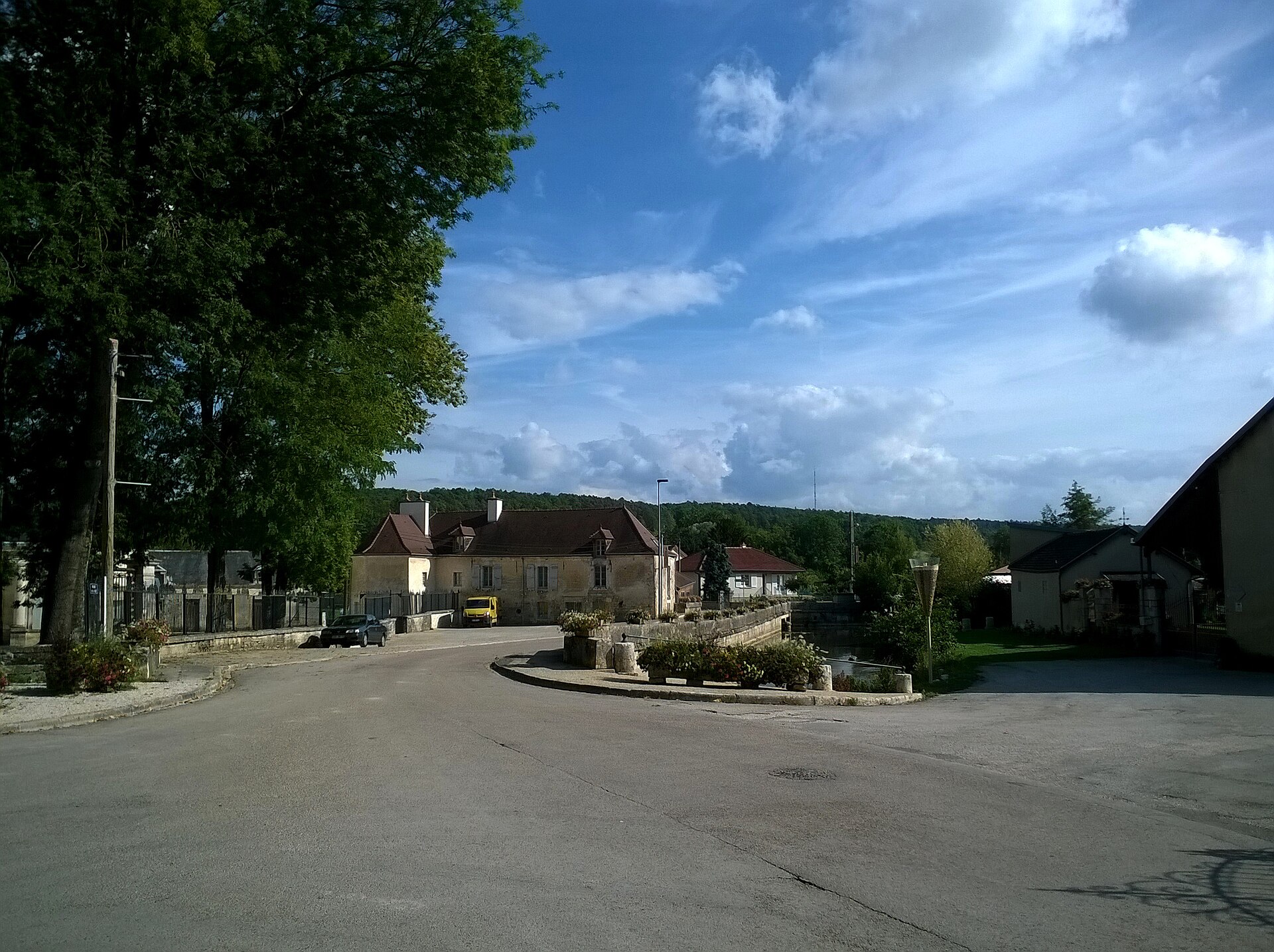 Aube Les Riceys-Bas Place Eglise, panoramio
